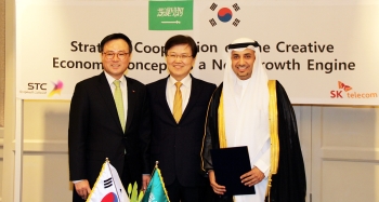 Jang Dong-hyun (left), President and CEO of SK Telecom, signs MOU on behalf of SK Telecom with Emad A. Al Aoudah, acting CEO of STC, on behalf of STC, on March 4, 2015 at the Four Seasons Hotel Riyadh in attendance of high ranking government officials, including Choi Yang-hee (center), Minister of Science, ICT and Future Planning of Korea. Under the R&D MOU, both companies will benchmark SK Creative Economic Innovation Center with the aim to develop new growth businesses.