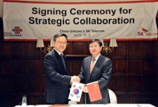 Jang Dong-hyun, President and CEO of SK Telecom(left) and Lu Yimin, President and Vice Chairman of China Unicom(right) signed MOU for cooperation in telecommunications and new growth businesses on October 8 in Cape Town, South Africa, where the GSMA Board Meeting is being held.