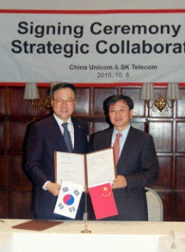 Jang Dong-hyun, President and CEO of SK Telecom(left) and Lu Yimin, President and Vice Chairman of China Unicom(right) signed MOU for cooperation in telecommunications and new growth businesses on October 8 in Cape Town, South Africa, where the GSMA Board Meeting is being held.