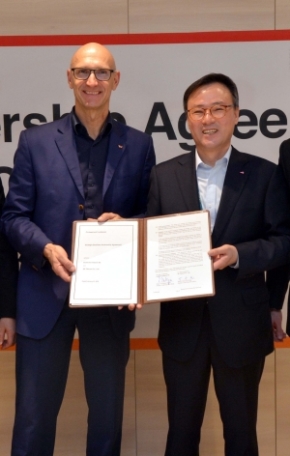 Tim Höttges, CEO of Deutsche Telekom and Jang Dong-hyun, President and CEO of SK Telecom agree on strategic partnership