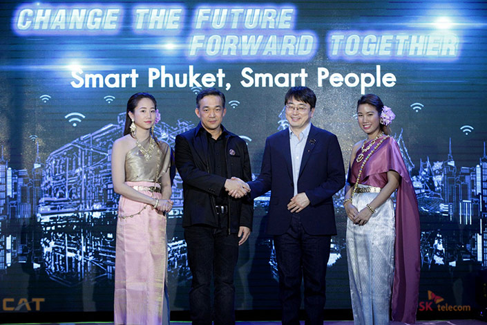 (From right) Cha In-hyok, EVP and Head of IoT Business Division of SK Telecom, Sanpachai Huvanandana, CEO of CAT Telecom